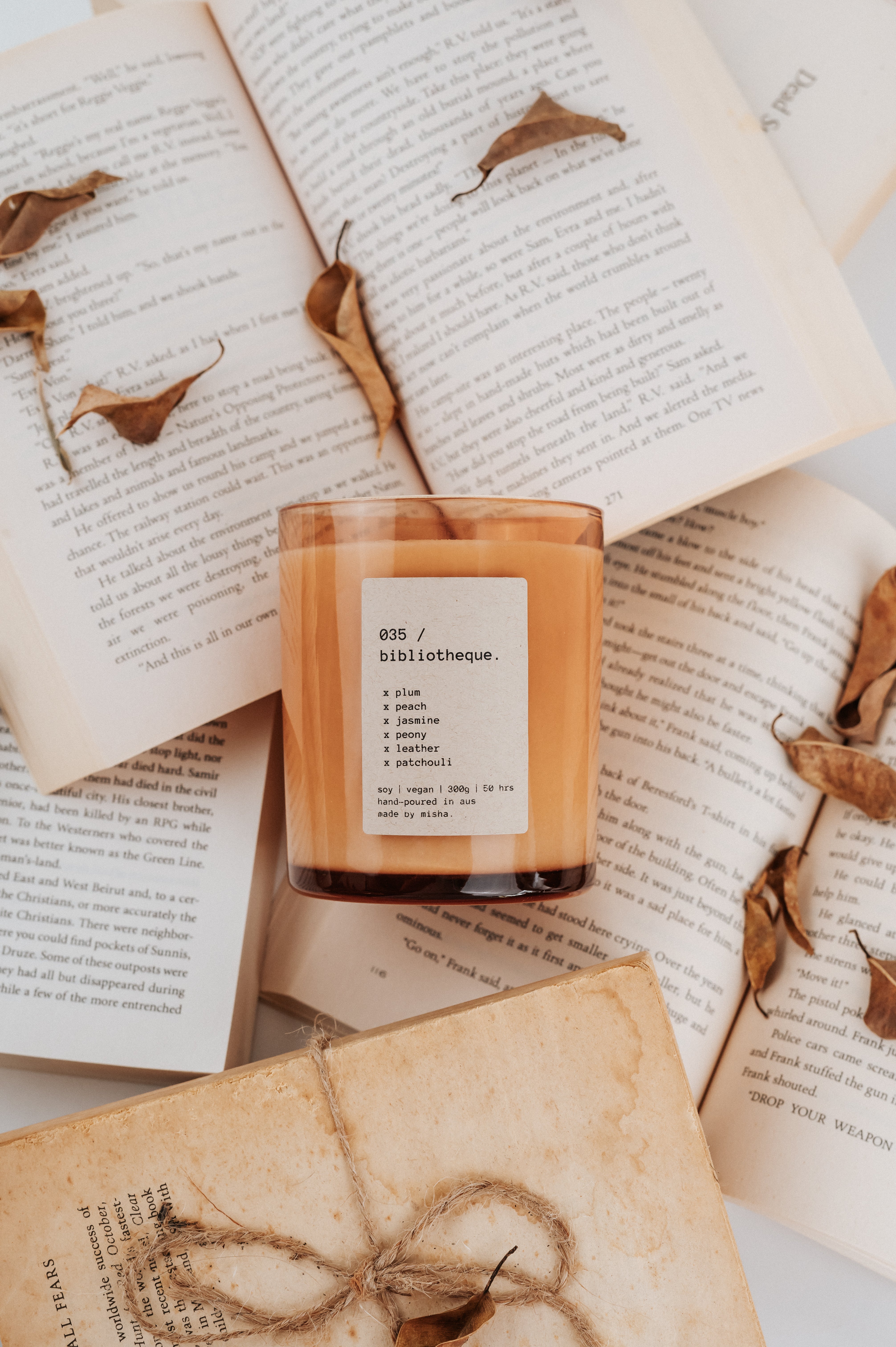 035 / bibliotheque. (plum, peach, jasmine, peony, leather, patchouli)