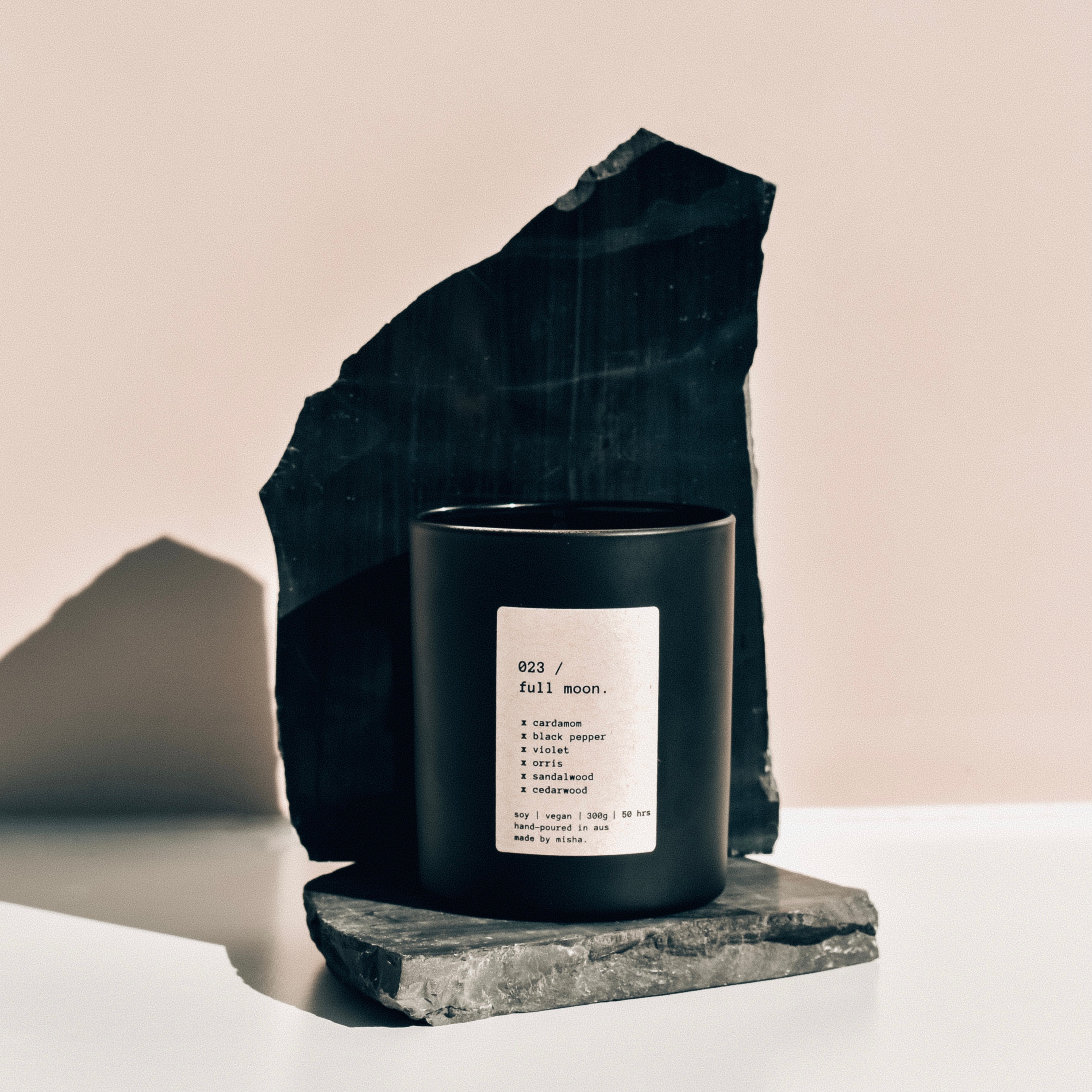 023 / full moon. (cardamom, black pepper, violet, orris, cedarwood)