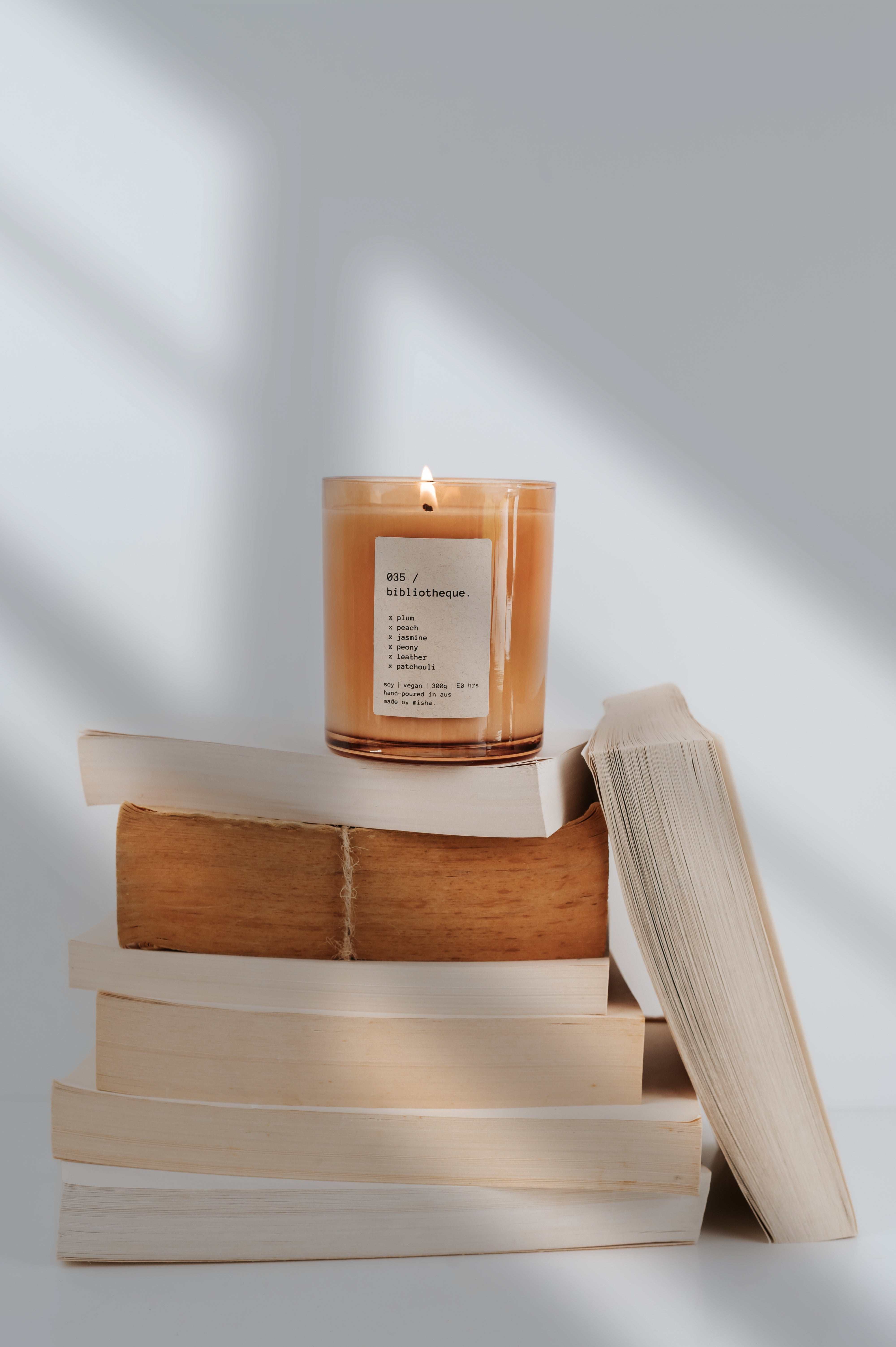 035 / bibliotheque. (plum, peach, jasmine, peony, leather, patchouli)