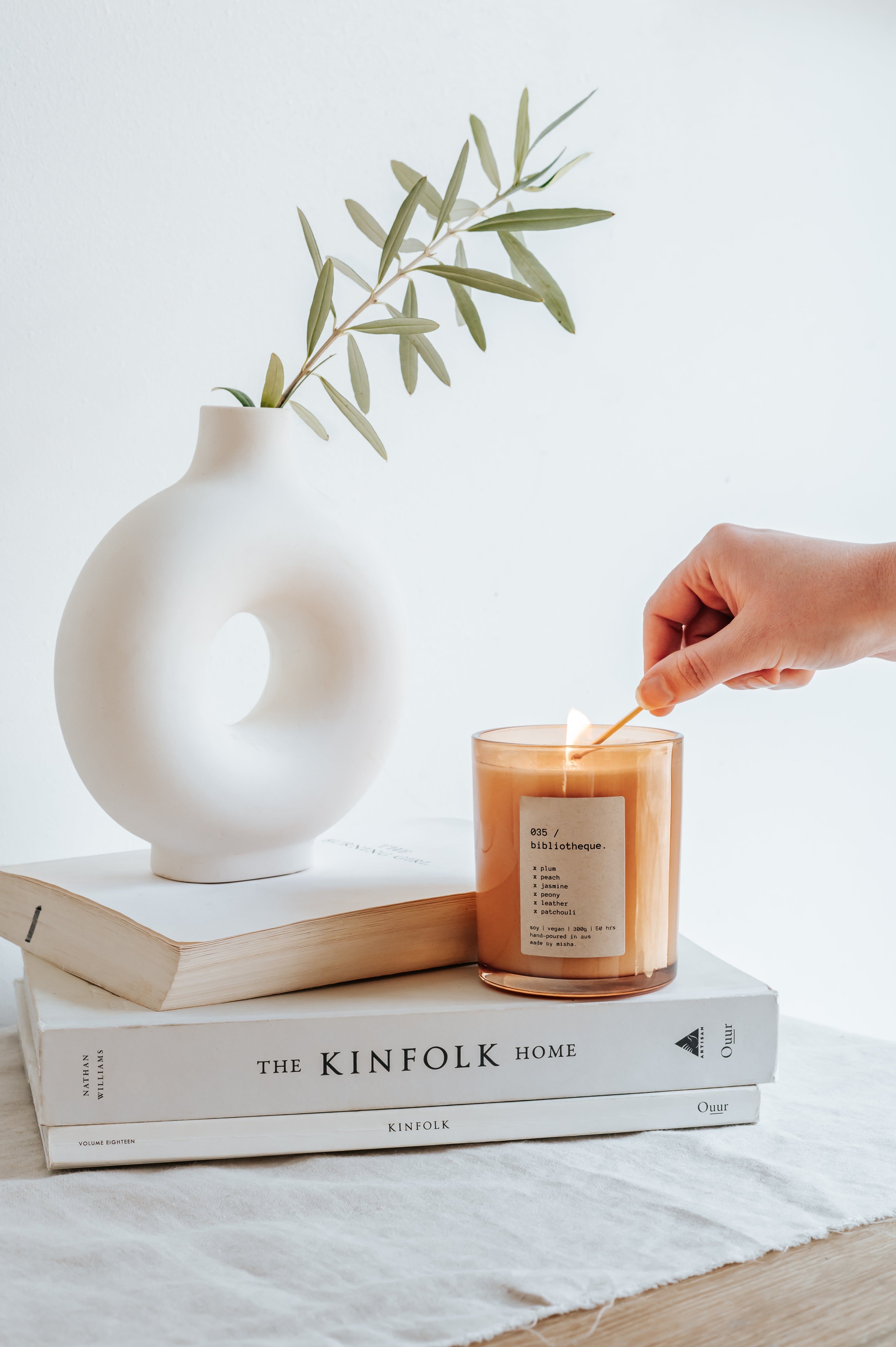 035 / bibliotheque. (plum, peach, jasmine, peony, leather, patchouli)