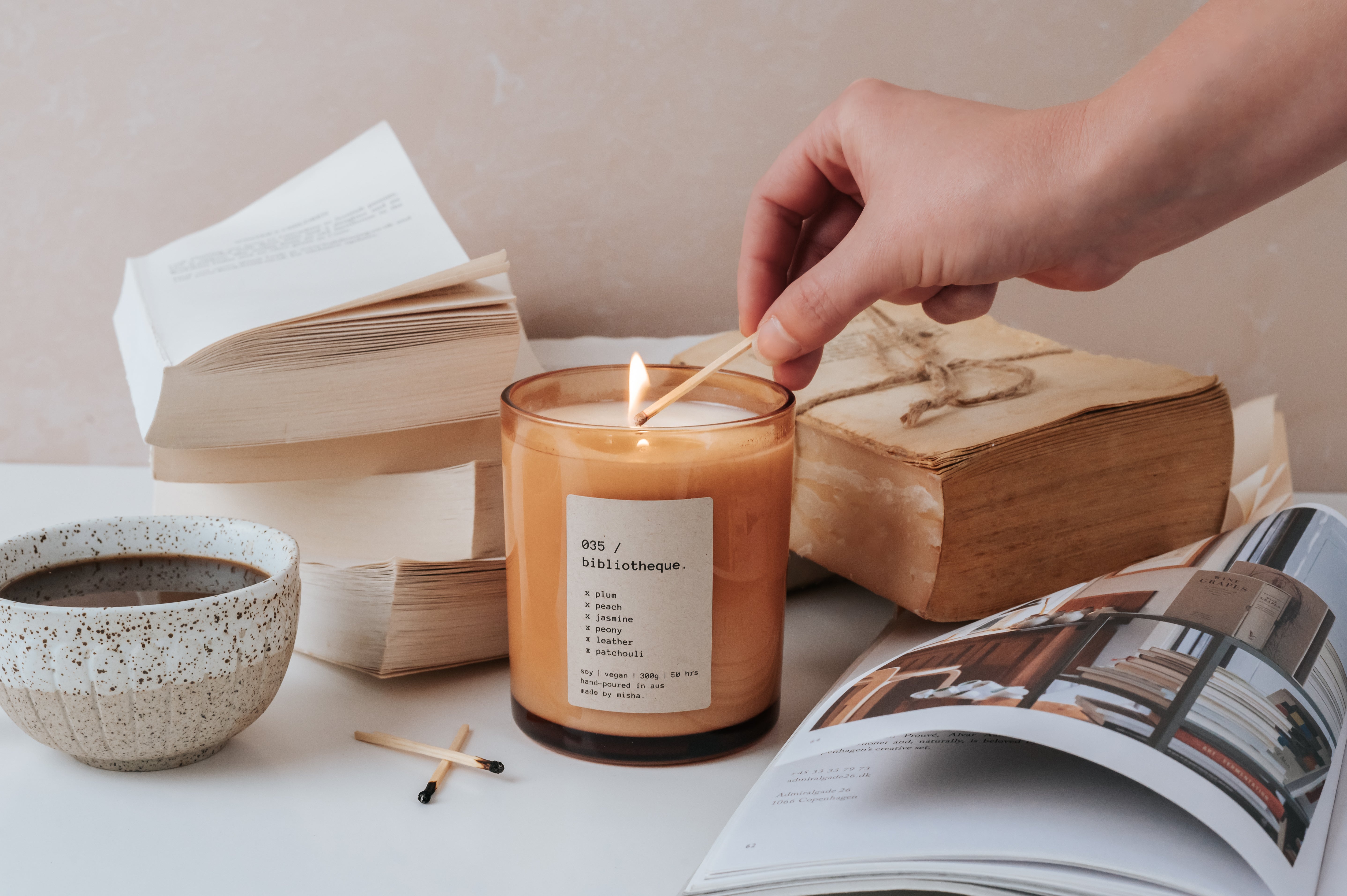 035 / bibliotheque. (plum, peach, jasmine, peony, leather, patchouli)